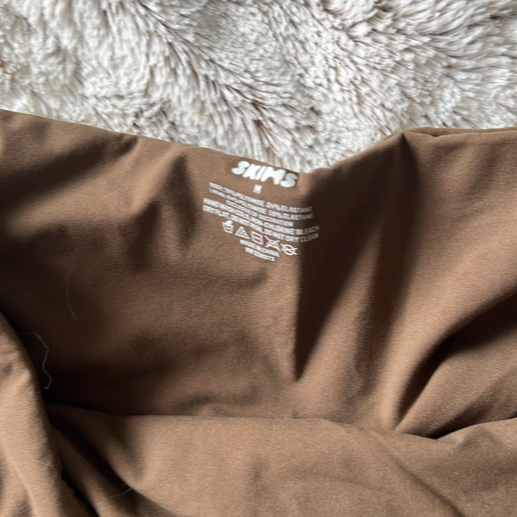 SKIMS Fits Everybody bandeau bra in oxide - Picture 3 of 4